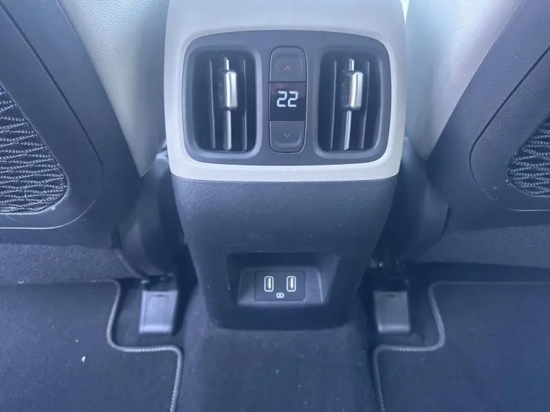 Vue rapprochée de la console arrière du Hyundai Tucson Teal Blue avec réglage de climatisation et ports USB doubles.