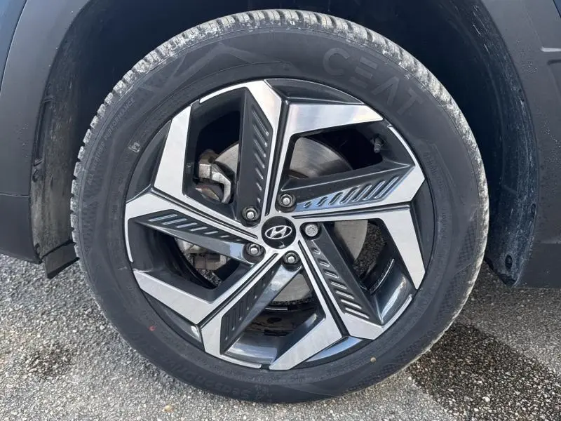 Gros plan sur la jante alliage noire et argentée avec logo Hyundai d'un Hyundai Tucson Teal Blue Métal.