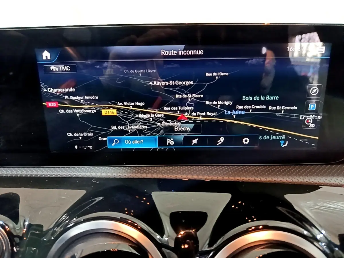 Affichage tactile de navigation 3D sur tableau de bord noir de Mercedes Classe A 200 AMG Line, vue intérieure frontale.