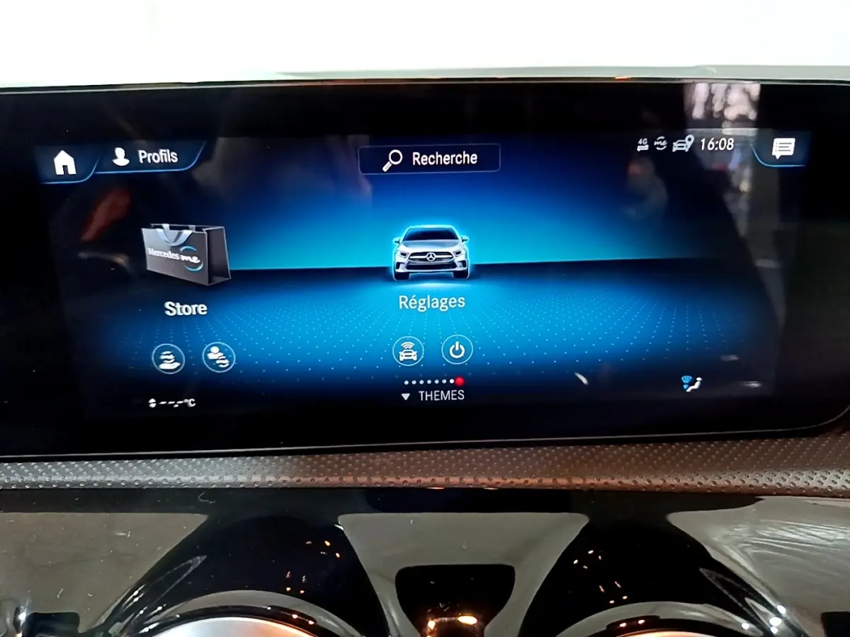 Écran tactile central de la Mercedes Classe A 200 AMG Line 2021 affichant le menu Réglages, intérieur noir.