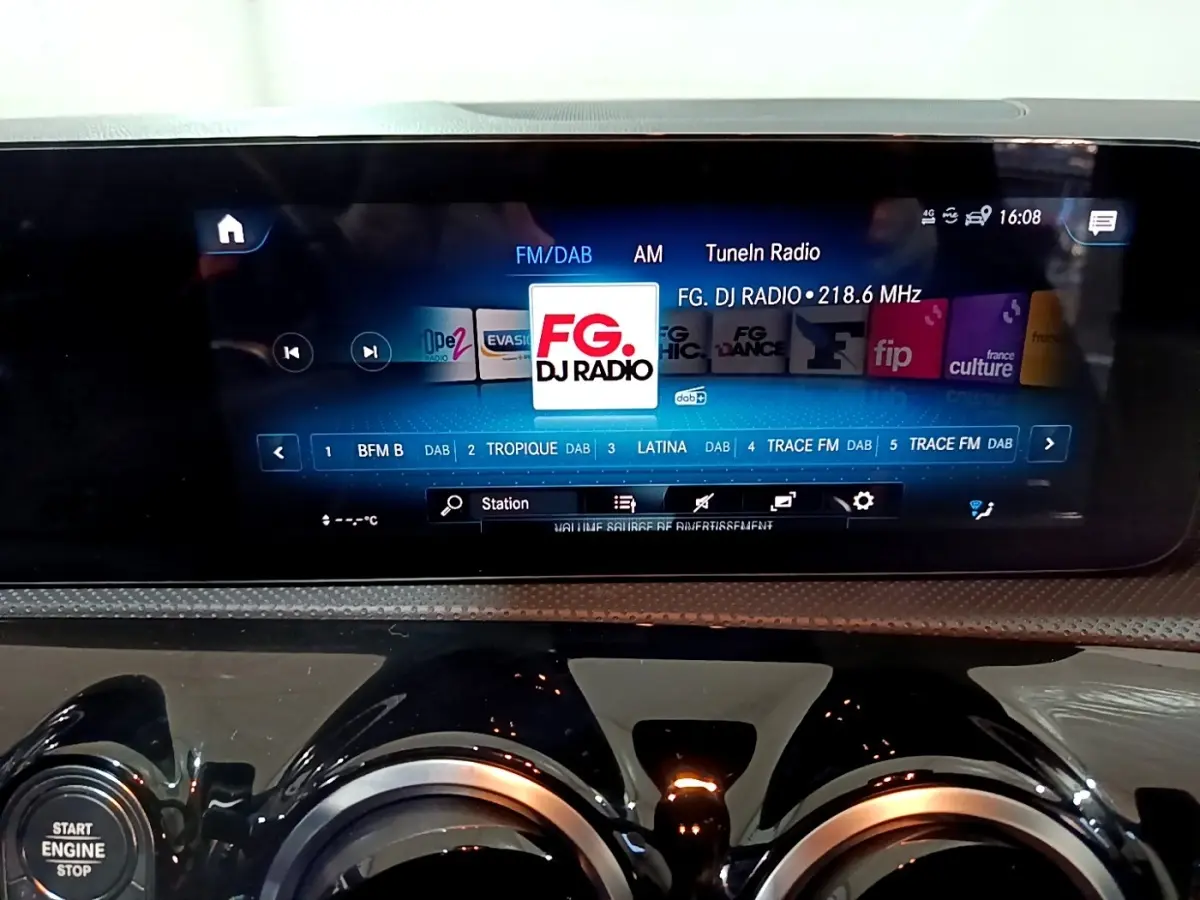 Écran tactile central affichant la radio FG DJ Radio dans l’habitacle noir d’une Mercedes Classe A A 200 AMG Line.