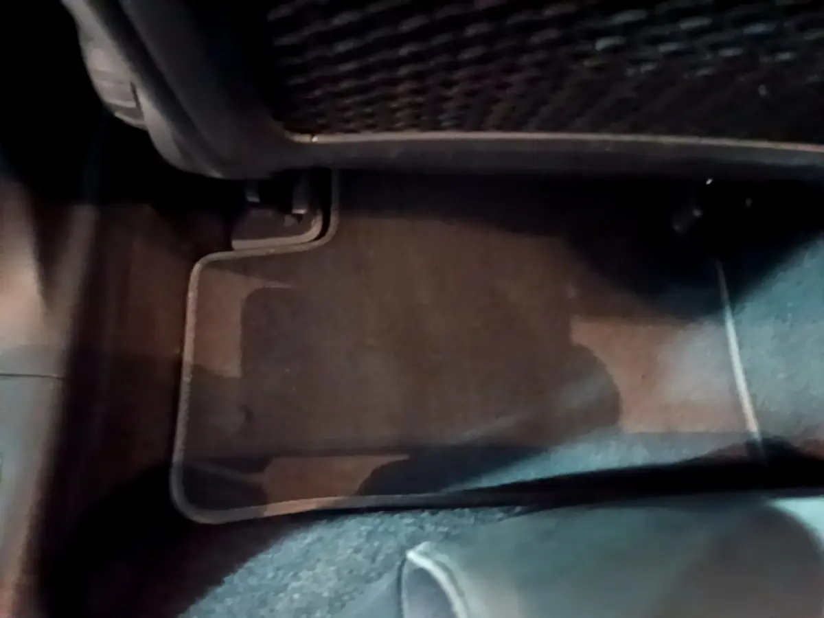 Vue rapprochée du tapis de sol noir côté passager avant d’une Mercedes Classe A A 200 AMG Line 2021.