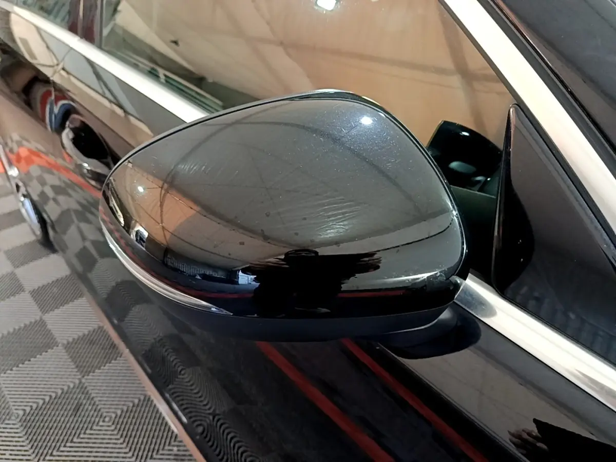 Gros plan sur le rétroviseur côté conducteur noir brillant d'une Mercedes Classe A A 200 AMG Line 2021.