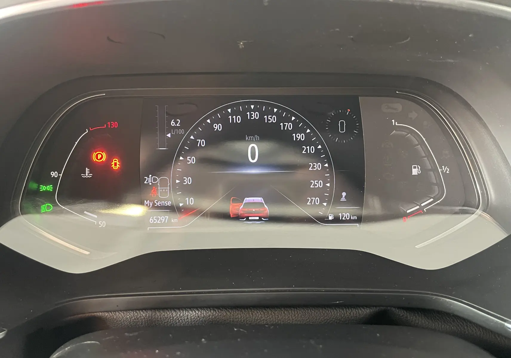 Tableau de bord numérique du Renault Captur rouge, affichant vitesse à 0 km/h et porte arrière gauche ouverte.