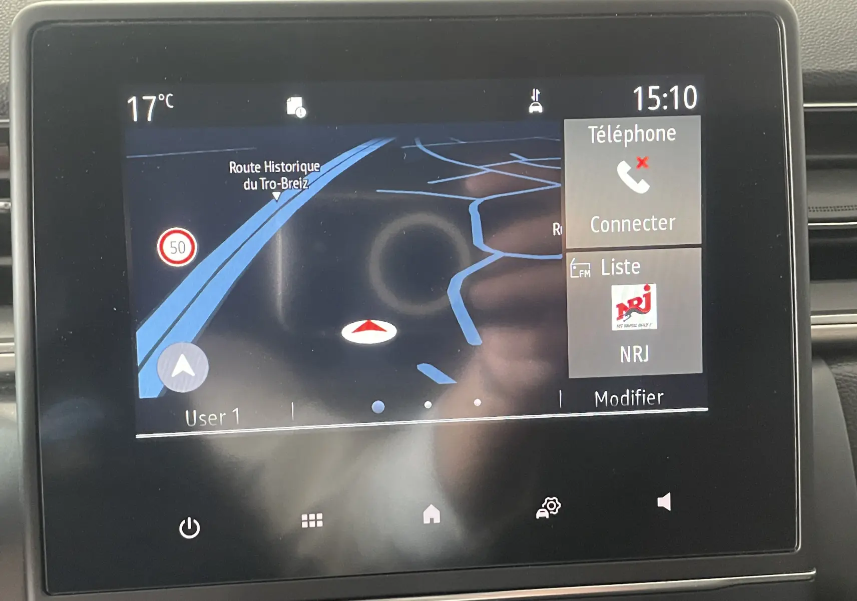 Écran tactile du système de navigation Renault Captur 2019 affichant la carte et options téléphone et radio NRJ.