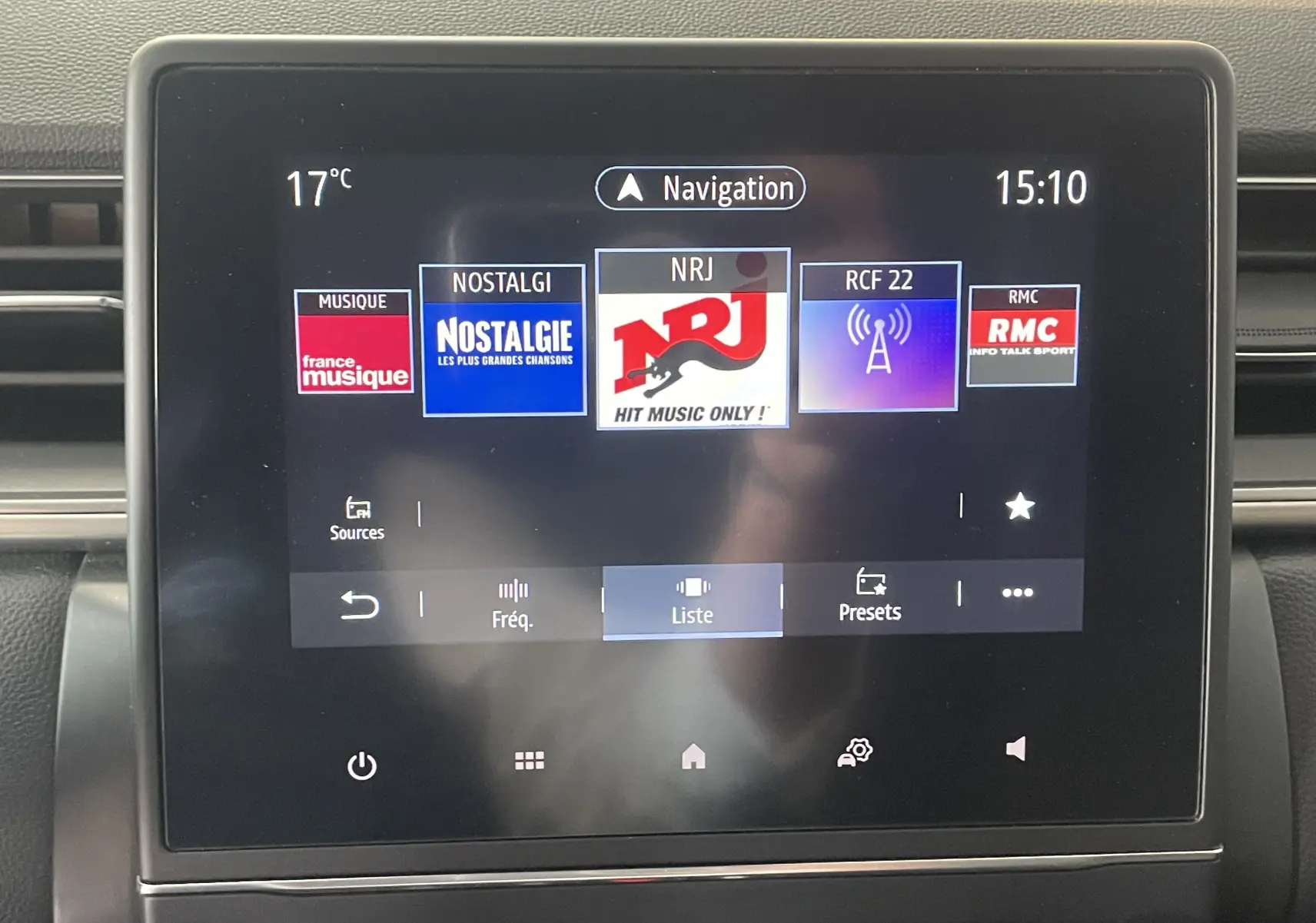Écran tactile central du tableau de bord du Renault Captur 2019 affichant les stations radio disponibles.