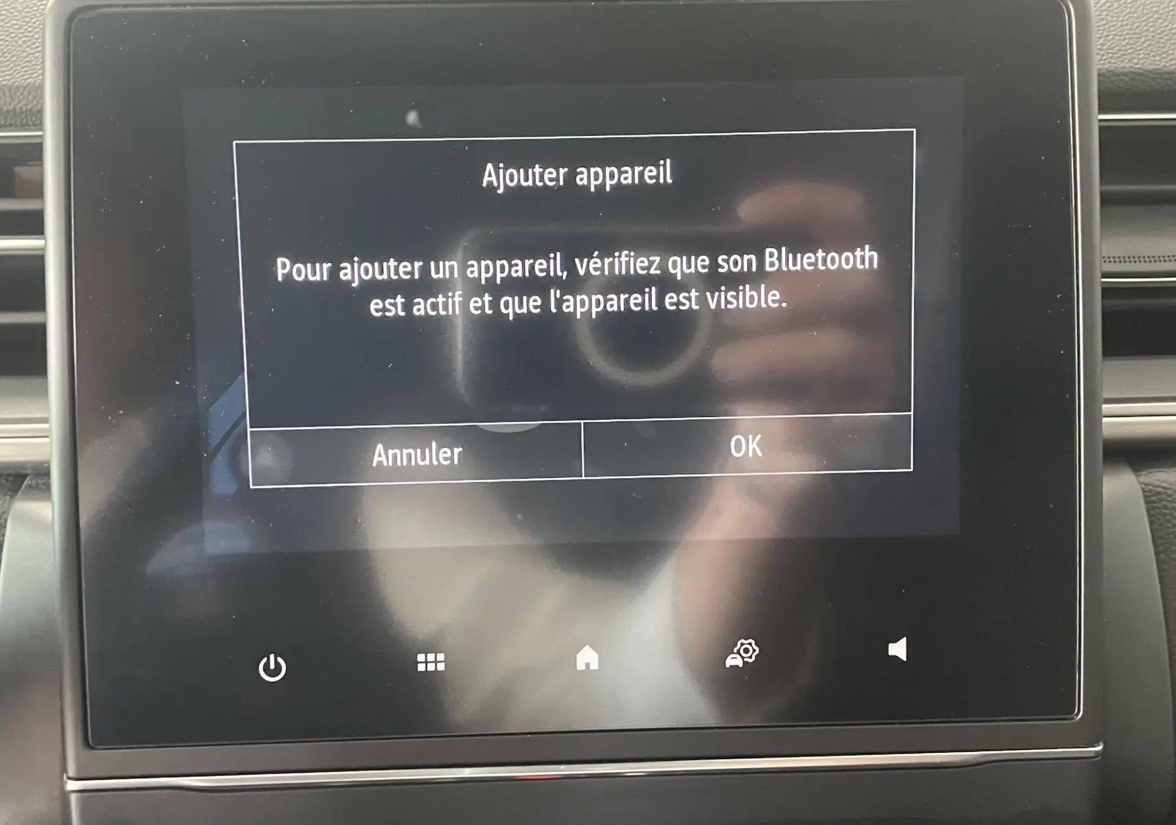 Écran tactile central du Renault Captur 2019 affichant un message d'ajout d'appareil Bluetooth, intérieur noir.