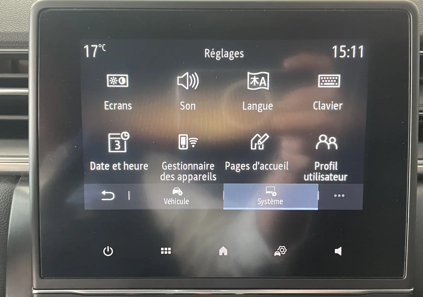 Écran tactile central du tableau de bord du Renault Captur rouge, affichant le menu Réglages à 15h11.