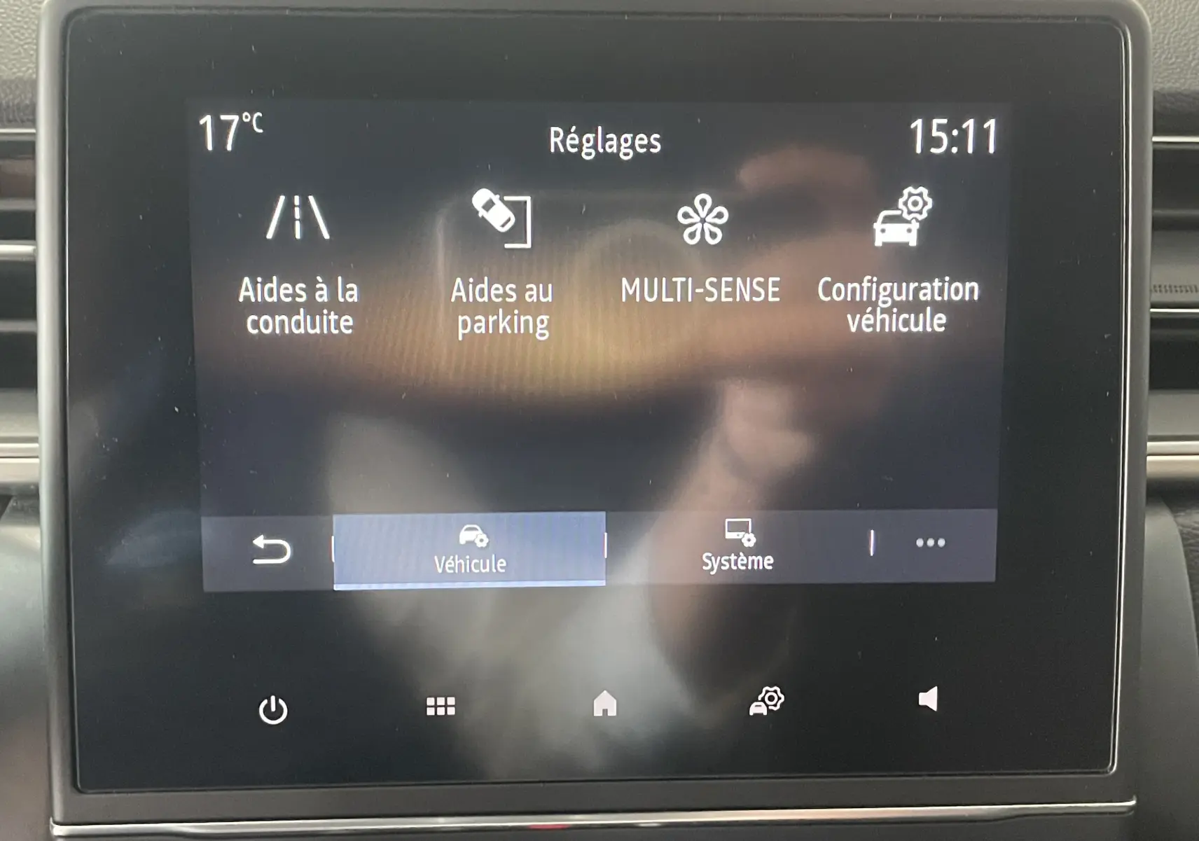 Écran tactile central du Renault Captur 2019 affichant les réglages d’aides à la conduite et de configuration véhicule.