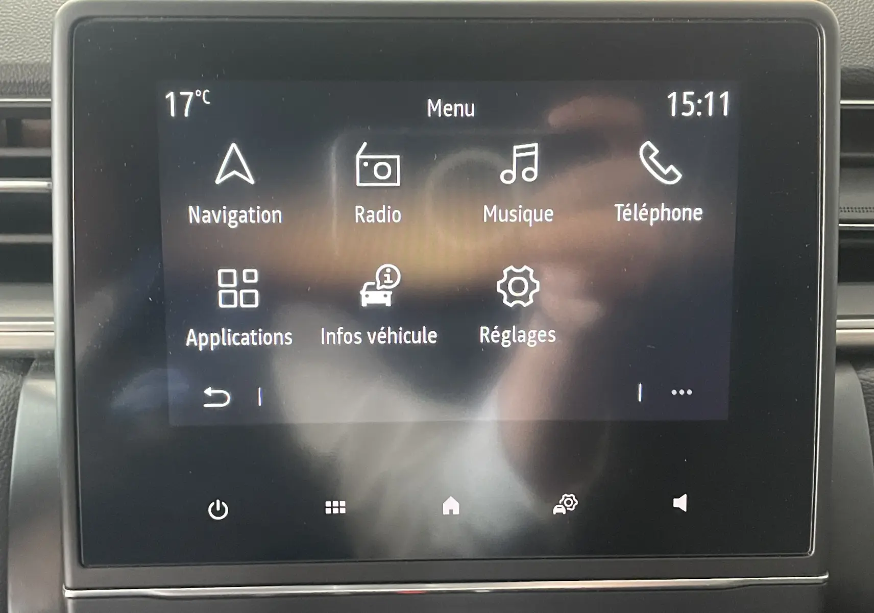 Écran tactile central du tableau de bord du Renault Captur 2019 affichant le menu principal avec options navigation, radio et téléphone.