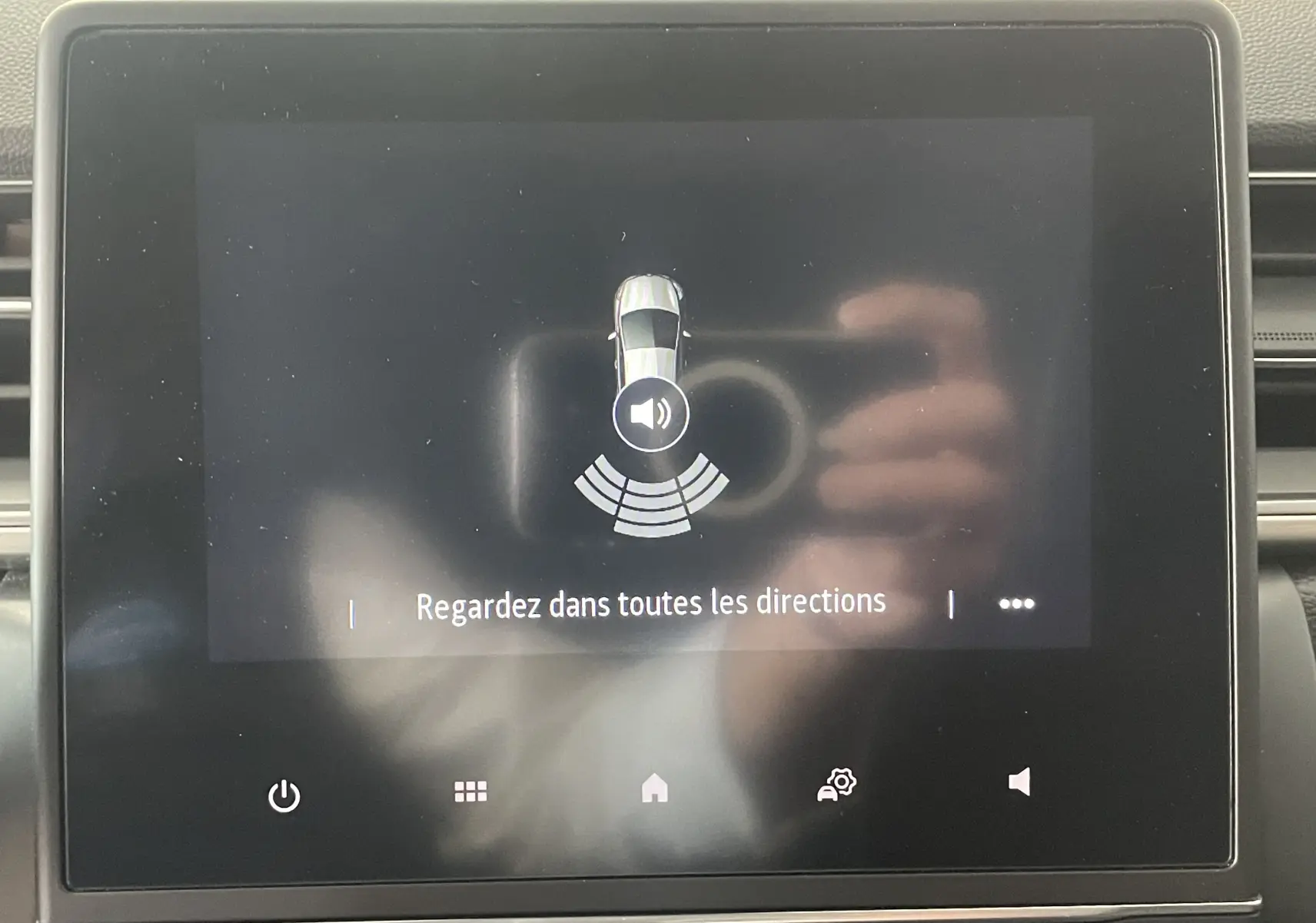 Écran tactile intérieur du Renault Captur 2019 affichant une alerte de surveillance des angles morts.