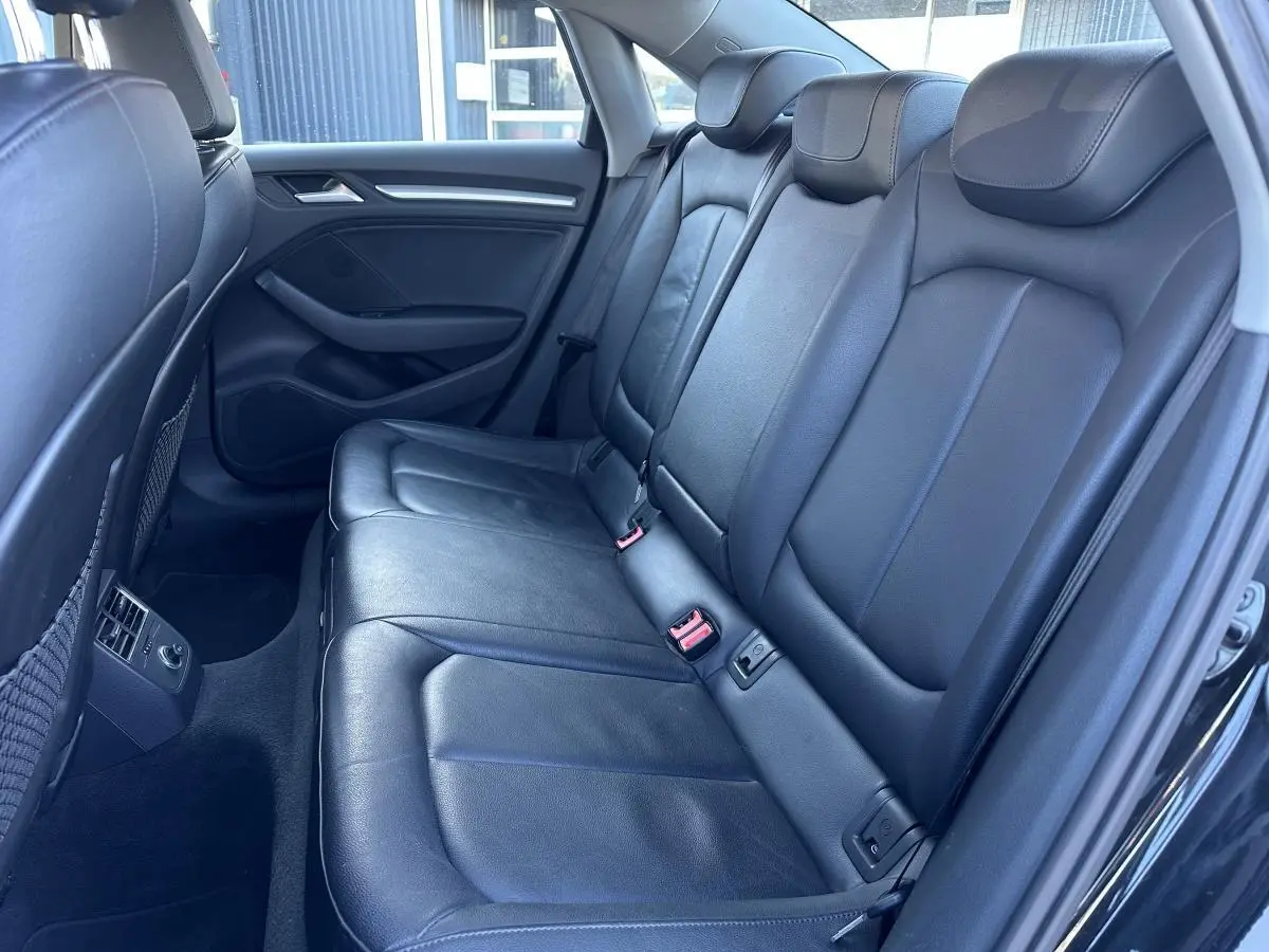 Vue intérieure côté droit des sièges arrière en cuir noir de l'Audi A3 berline 2020.