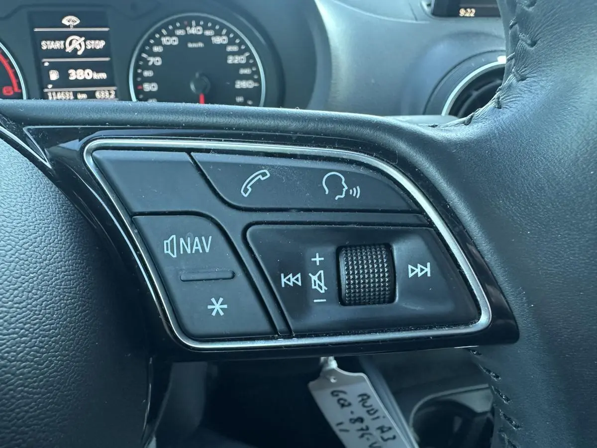 Gros plan sur les commandes audio et téléphone au volant cuir noir de l'Audi A3 berline 2020.