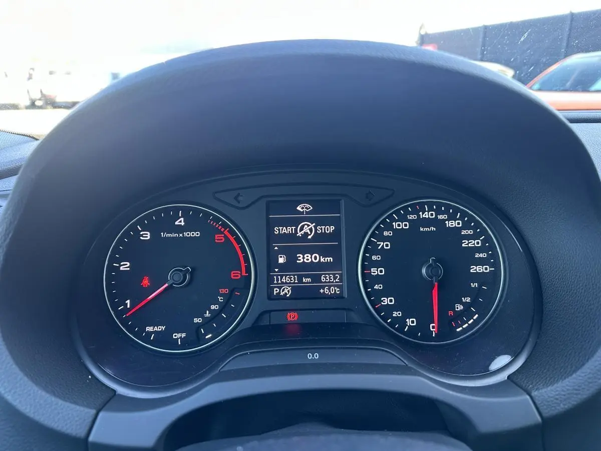 Vue rapprochée du tableau de bord noir de l'Audi A3 2020, avec compte-tours, compteur de vitesse et écran central.