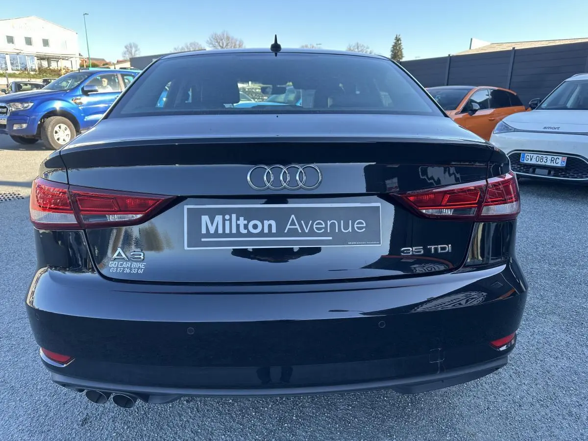 Vue arrière d'une Audi A3 berline noire 35 TDI de 2020 avec double sortie d'échappement et feux rouges distinctifs.