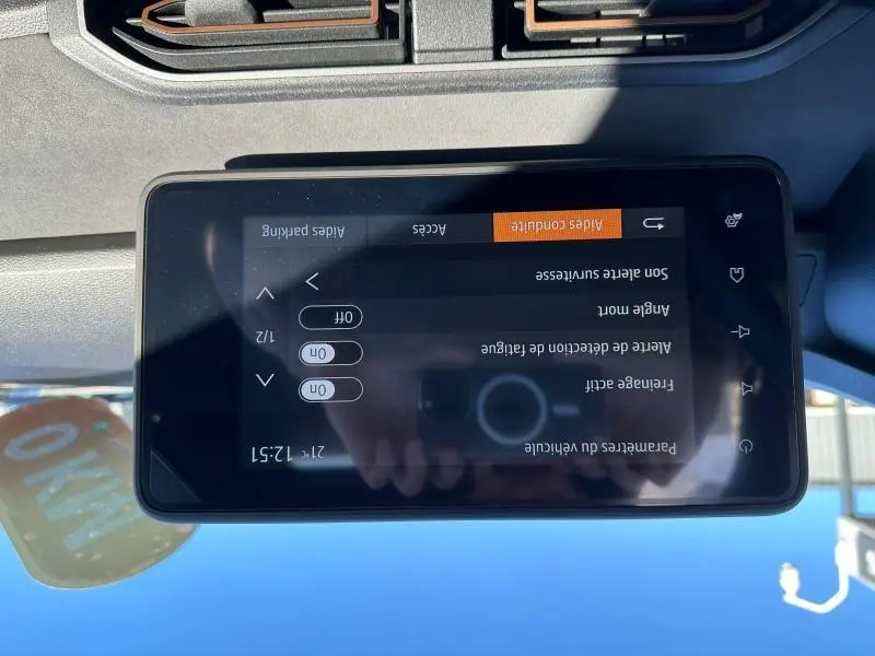 Écran tactile central du tableau de bord du Dacia Jogger 2024, avec commandes d’aides à la conduite affichées.