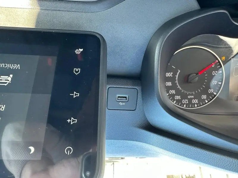 Vue rapprochée du tableau de bord du Dacia Jogger 2024, montrant l'écran tactile et le compteur de vitesse.