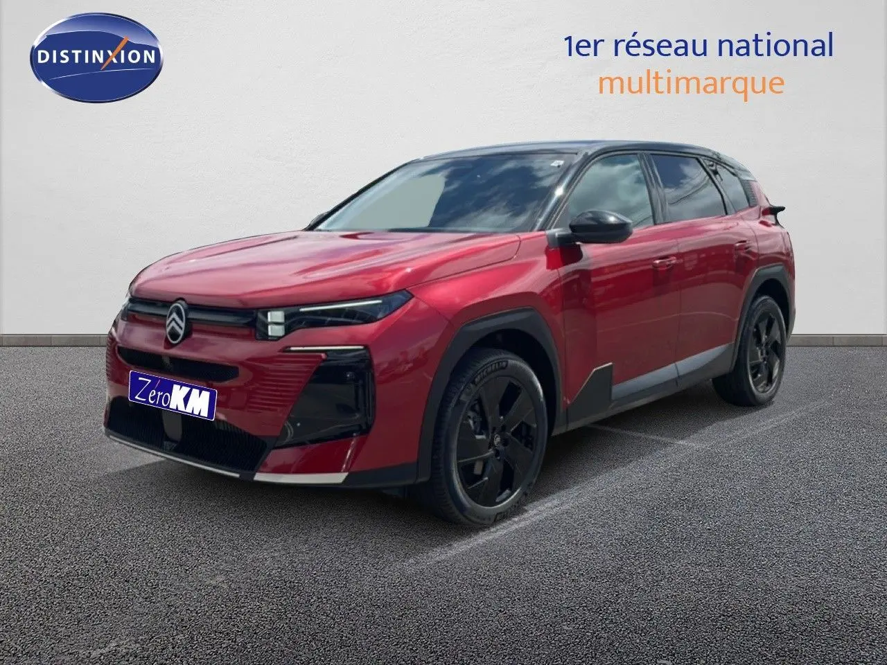 Vue 3/4 avant droit d'un Citroën C5 Aircross Hybrid rouge rubis métallisé avec jantes noires et détails noirs contrastants.