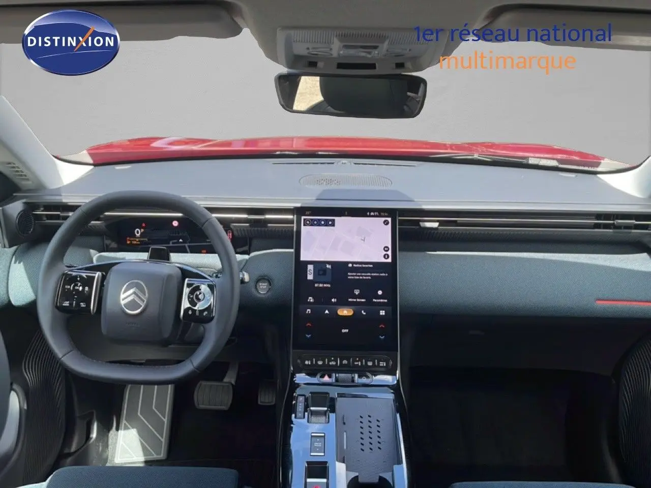 Vue intérieure avant du Citroën C5 Aircross Hybrid rouge rubis, avec tableau de bord moderne et écran tactile vertical.