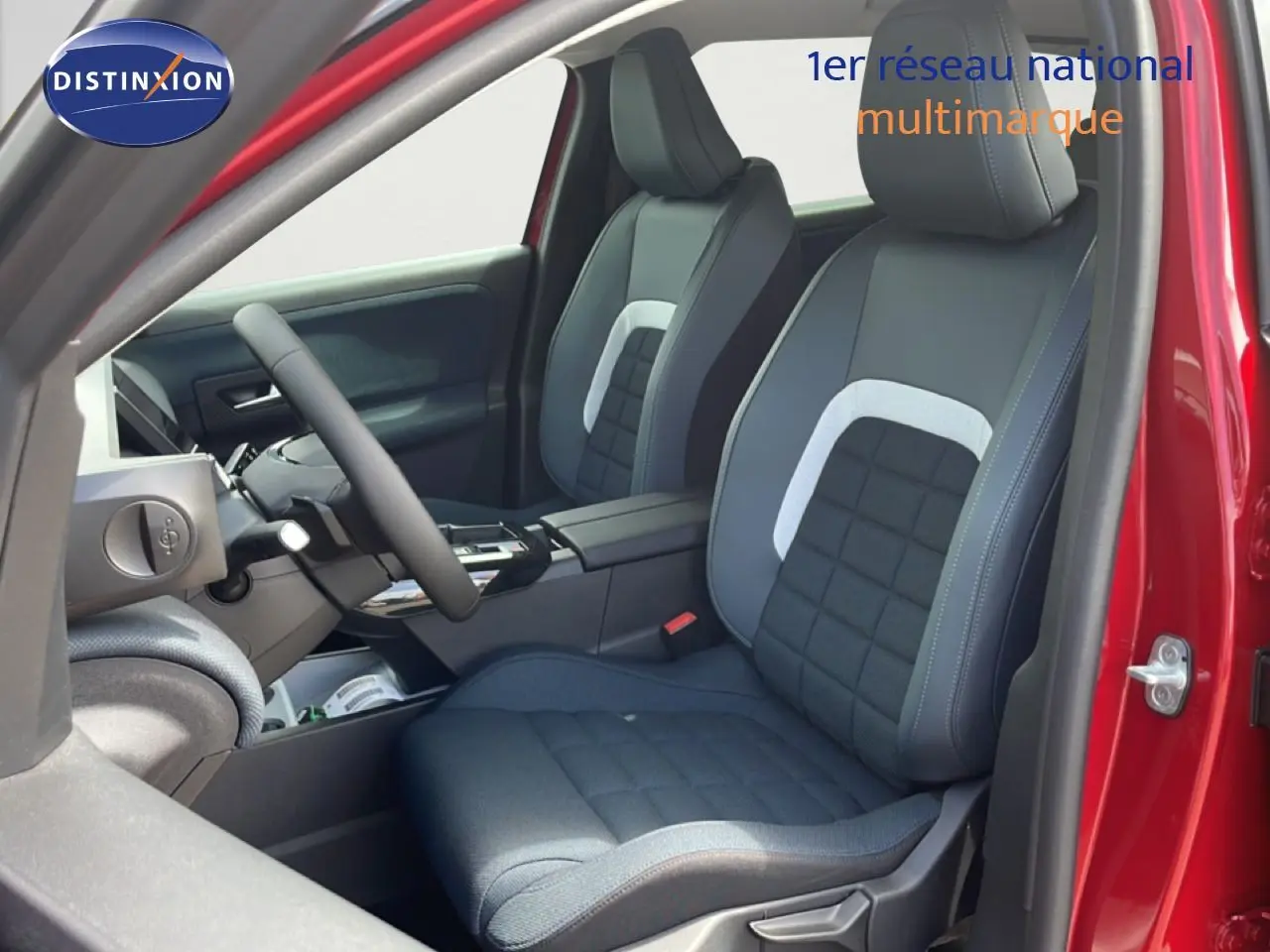 Vue intérieure côté conducteur du Citroën C5 Aircross Hybrid rouge rubis, mettant en valeur les sièges tissu et cuir bicolores.