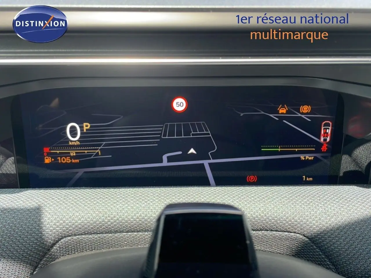 Tableau de bord numérique du Citroën C5 Aircross Hybrid, affichage de la navigation et vitesse, vue intérieure frontale.