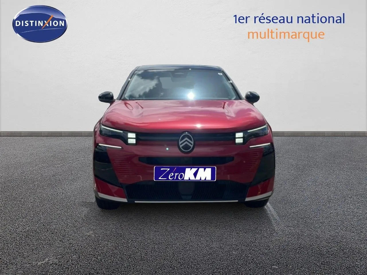 Citroën C5 Aircross Hybrid rouge rubis métal vue de face, avec calandre noire et feux LED distinctifs.