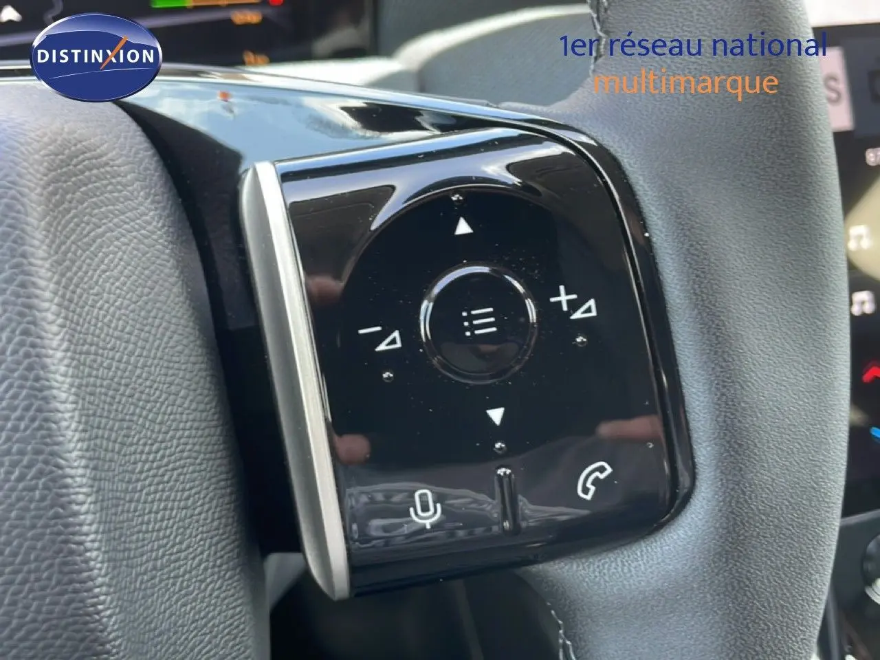 Gros plan sur les commandes vocales et téléphone au volant d’un Citroën C5 Aircross Hybrid rouge rubis métal.