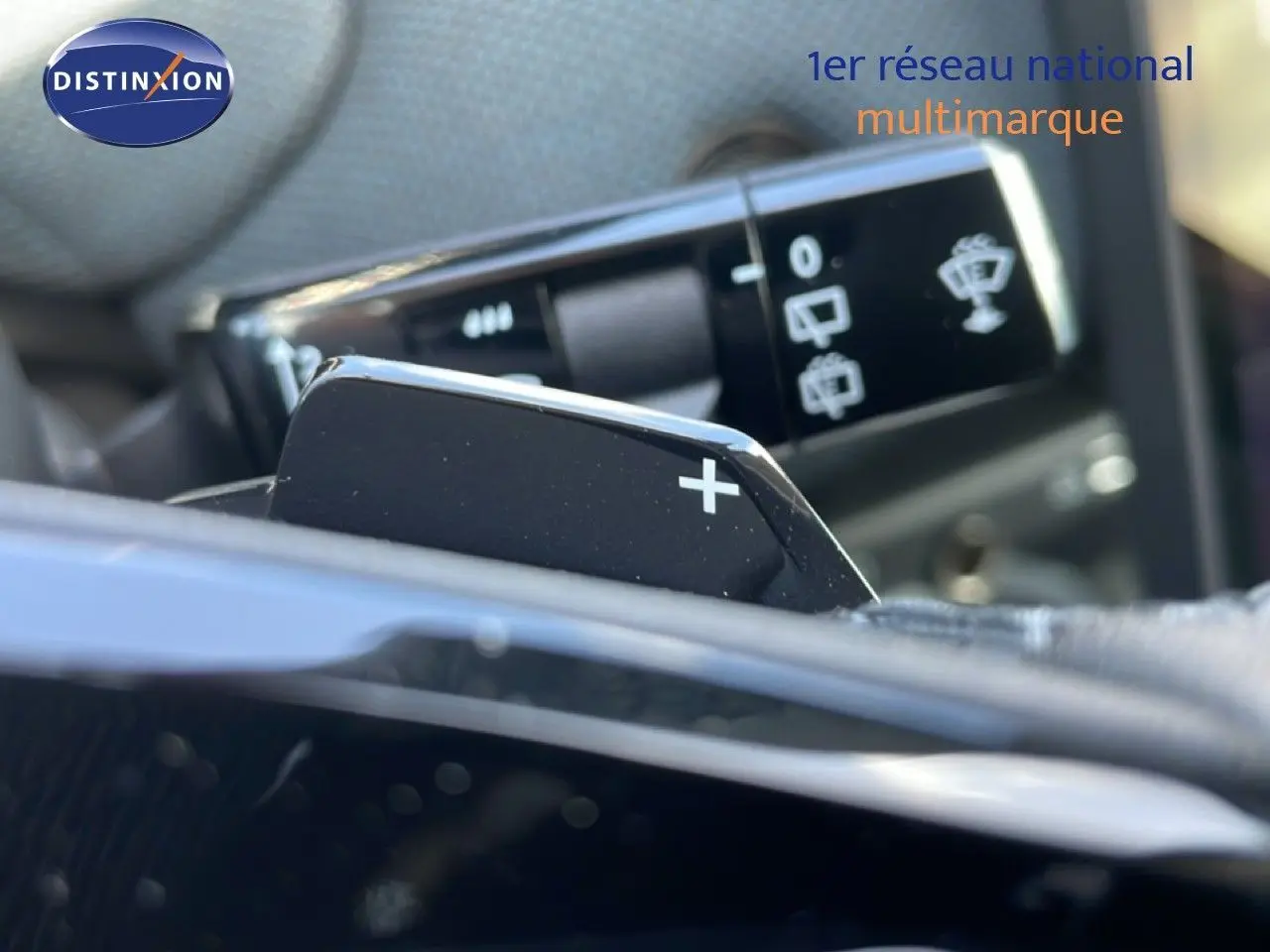Gros plan sur la palette de changement de vitesse "+" et le commodo des essuie-glaces dans l'habitacle du Citroën C5 Aircross.