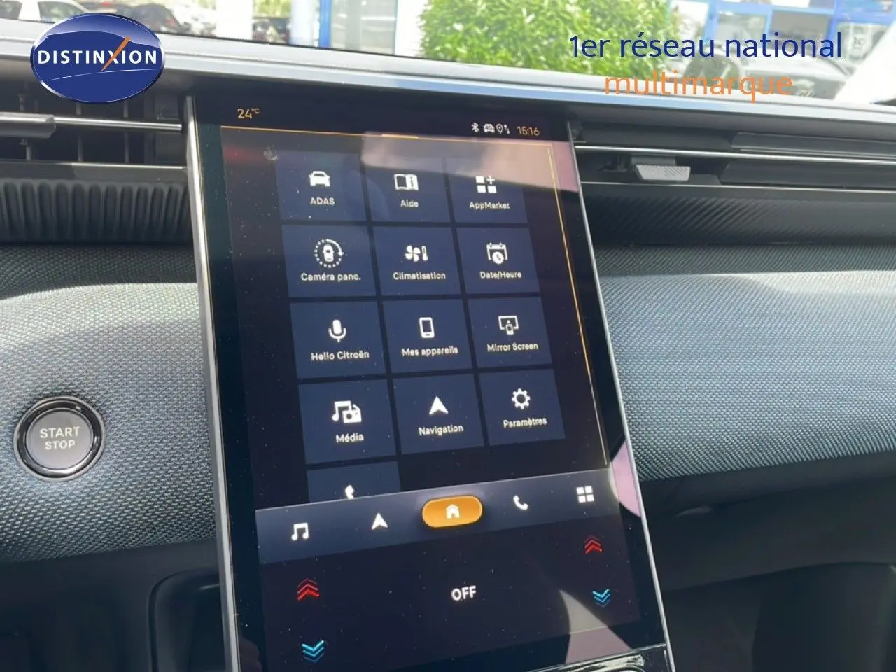 Vue rapprochée de l’écran tactile central du tableau de bord du Citroën C5 Aircross Hybrid rouge rubis.