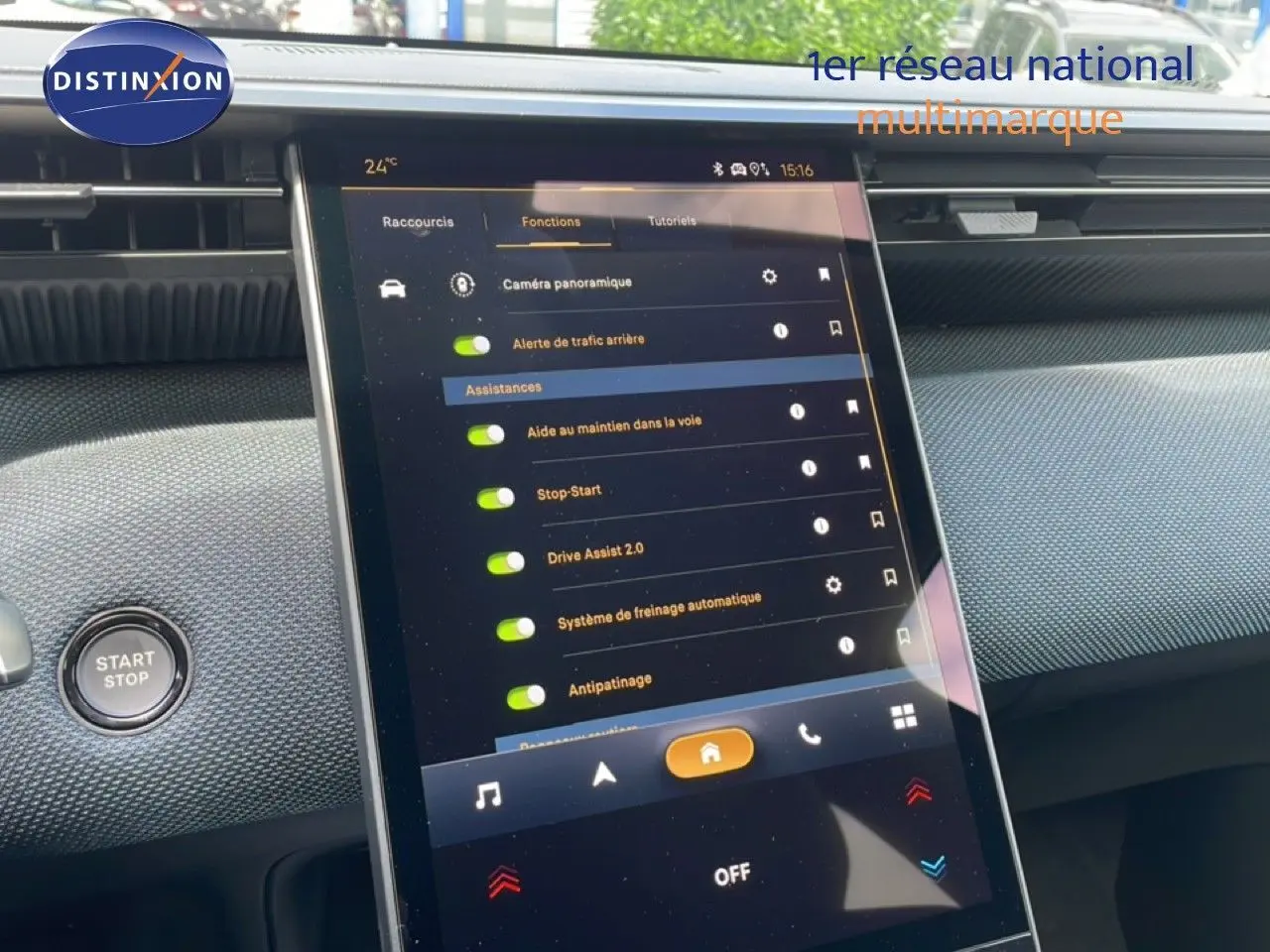 Écran tactile central en gros plan dans l’habitacle du Citroën C5 Aircross Hybrid rouge rubis, avec bouton Start/Stop visible.
