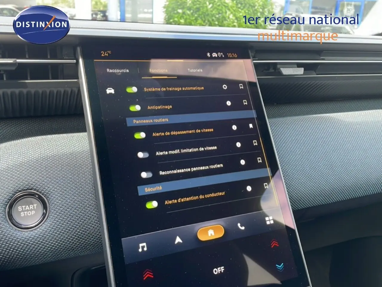 Vue rapprochée de l’écran tactile central du tableau de bord du Citroën C5 Aircross Hybrid rouge rubis.