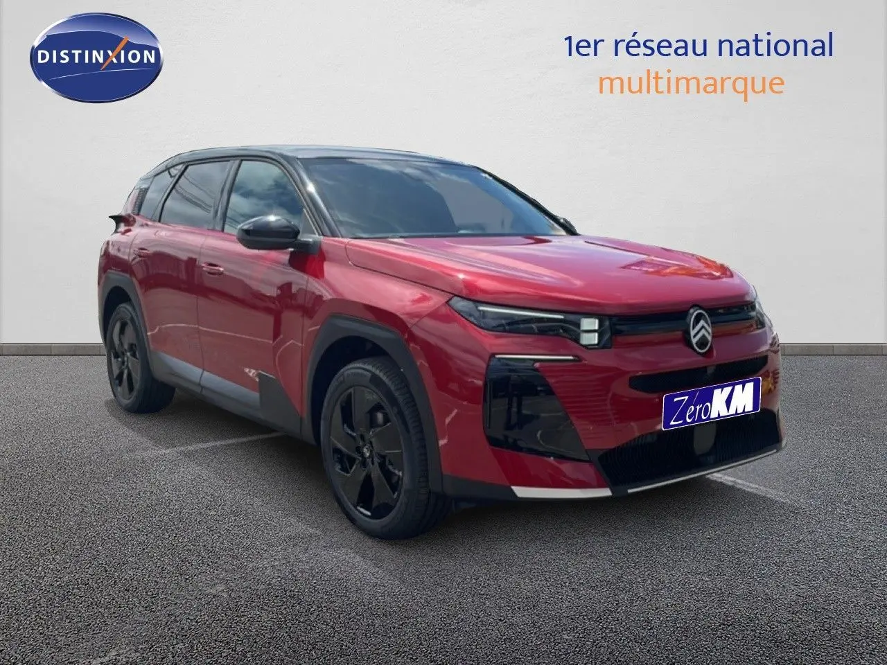 Citroën C5 Aircross Hybrid rouge rubis métal en 3/4 avant droit, avec jantes noires et calandre distinctive.