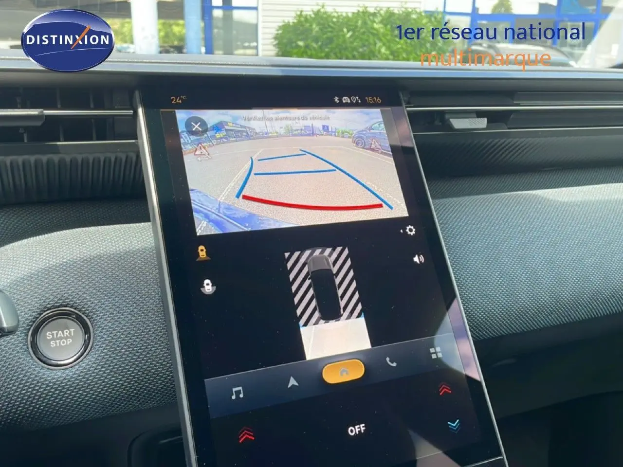 Écran tactile intérieur du Citroën C5 Aircross Hybrid rouge rubis, affichant la caméra de recul et les commandes.