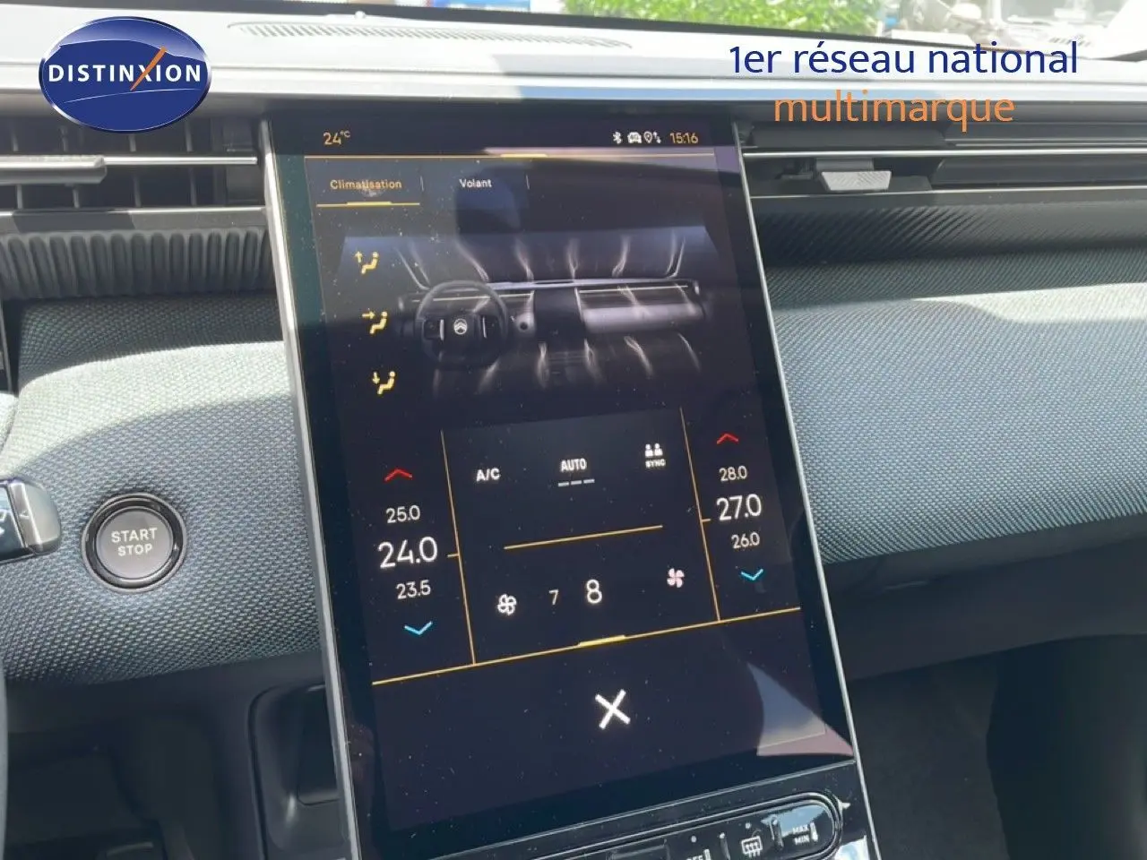 Vue intérieure centrée sur l'écran tactile du tableau de bord du Citroën C5 Aircross Hybrid rouge rubis, avec bouton start/stop visible.