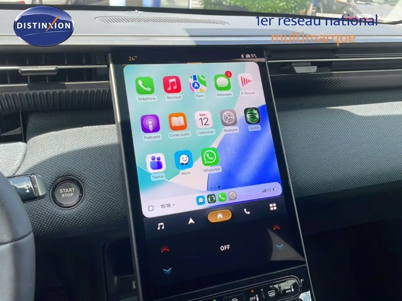 Vue intérieure centrée sur l'écran tactile vertical du tableau de bord du Citroën C5 Aircross Hybrid.