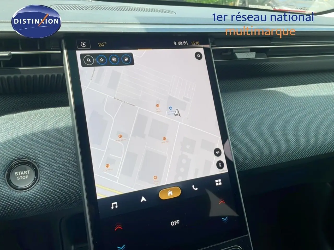 Vue rapprochée de l’écran tactile central du Citroën C5 Aircross Hybrid avec affichage GPS, intérieur noir.