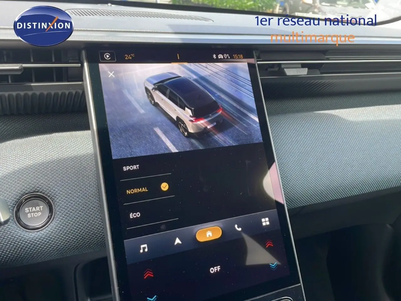 Vue intérieure du tableau de bord du Citroën C5 Aircross Hybrid avec écran tactile affichant une image 3D du véhicule.