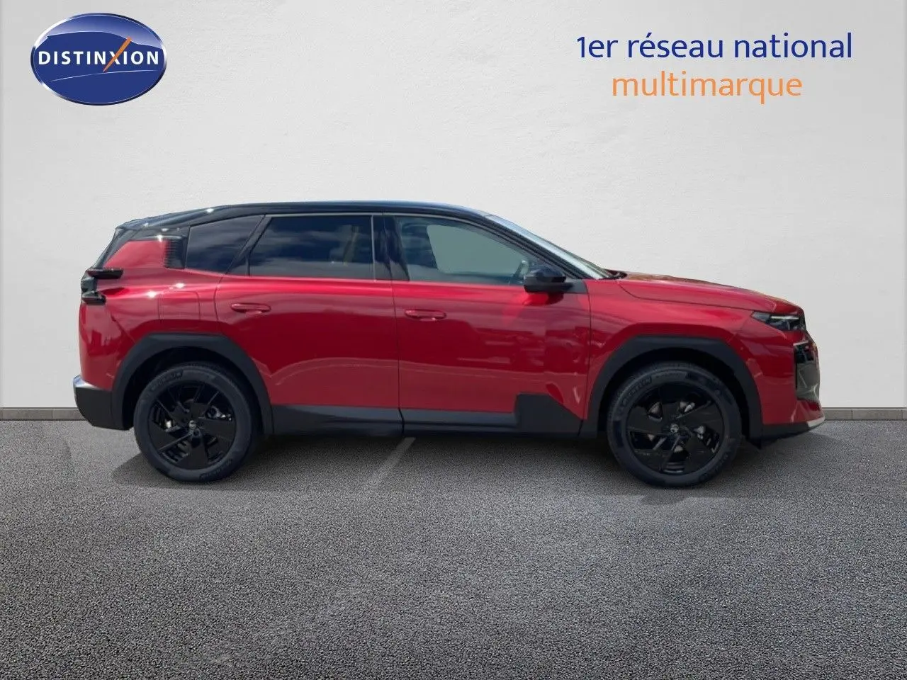 Profil gauche d'un Citroën C5 Aircross Hybrid rouge rubis métallisé avec jantes noires et toit noir contrasté.