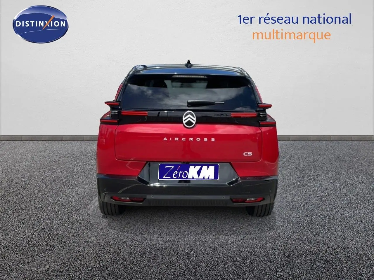 Vue arrière d'un Citroën C5 Aircross Hybrid rouge rubis métal avec logo et feux LED distinctifs.