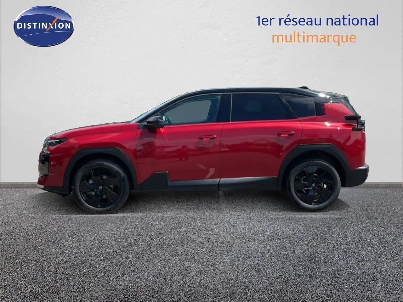 Profil côté gauche du Citroën C5 Aircross Hybrid rouge rubis métallisé avec jantes noires et toit noir contrasté.
