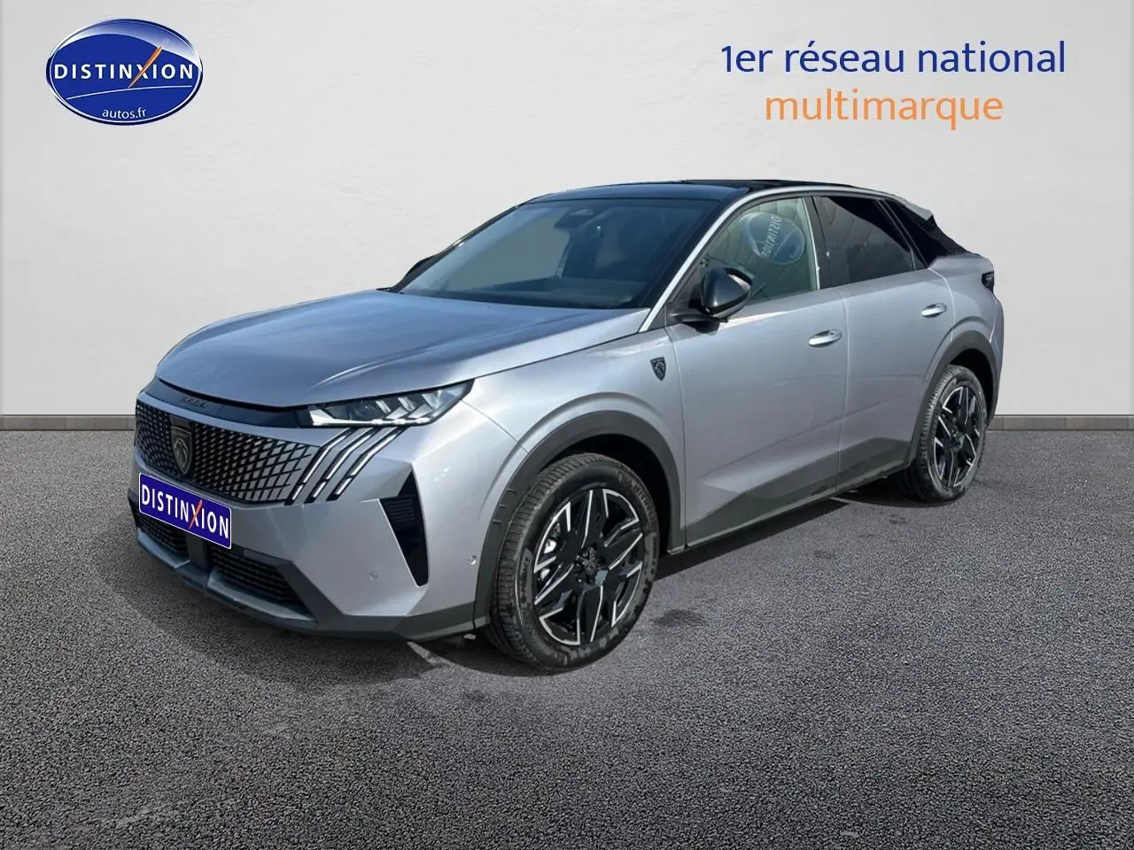 Peugeot 3008 gris Artense vue 3/4 avant droit, avec jantes alliage noires et toit noir contrasté.