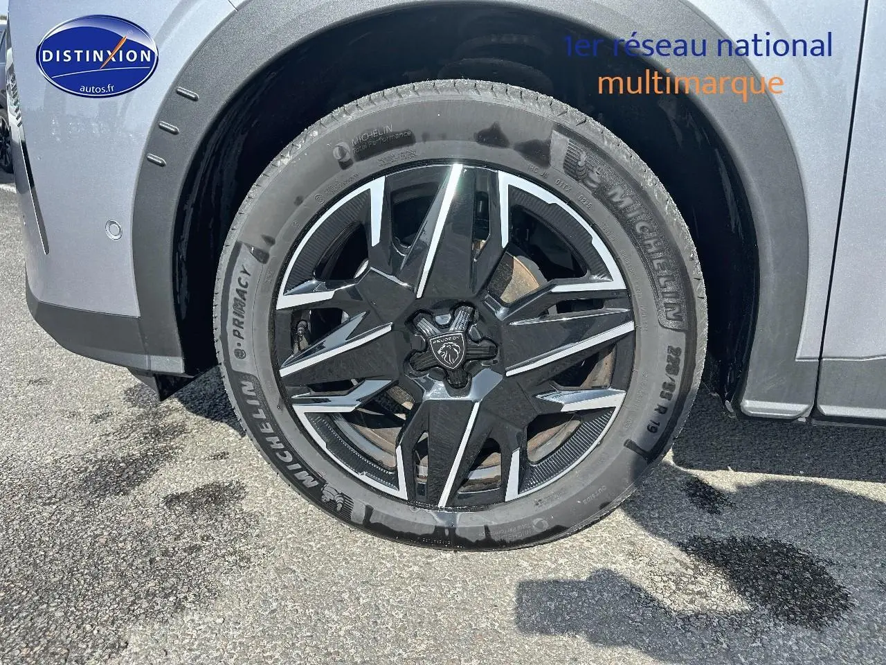 Gros plan sur la roue avant gauche du Peugeot 3008 gris Artense avec jante alu noire et argentée.