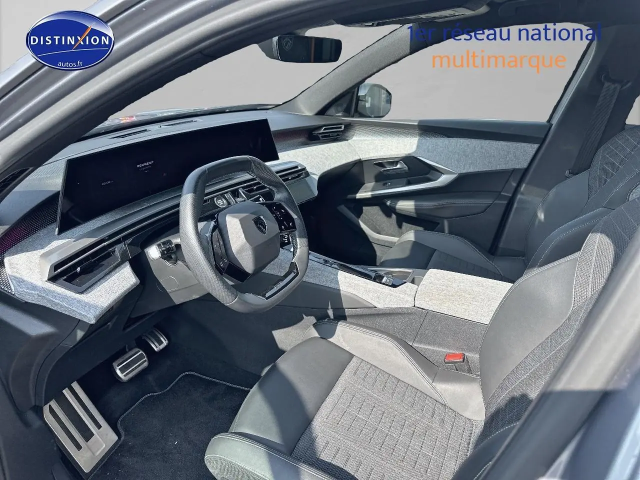 Vue intérieure côté conducteur du Peugeot 3008 gris Artense, avec volant cuir multifonction et tableau de bord digital.