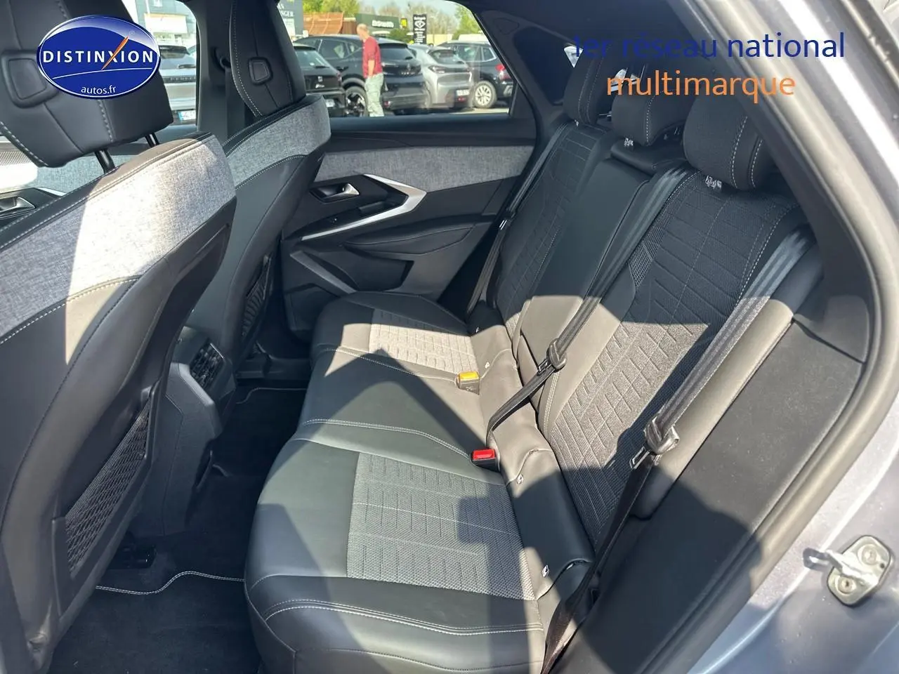 Vue côté droit de la banquette arrière en cuir et tissu gris du Peugeot 3008 1.2 hybrid 145 GT 2025.