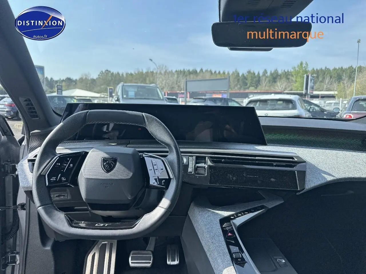 Intérieur du Peugeot 3008 gris Artense, vue frontale sur le volant cuir multifonction et tableau de bord numérique.