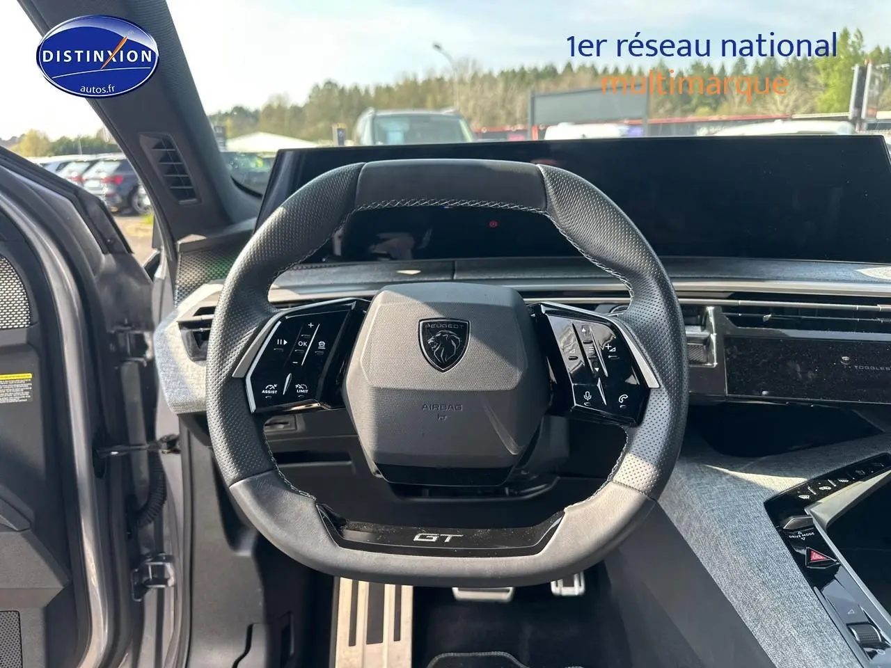 Vue intérieure centrée sur le volant cuir GT de la Peugeot 3008 gris Artense avec tableau de bord moderne.