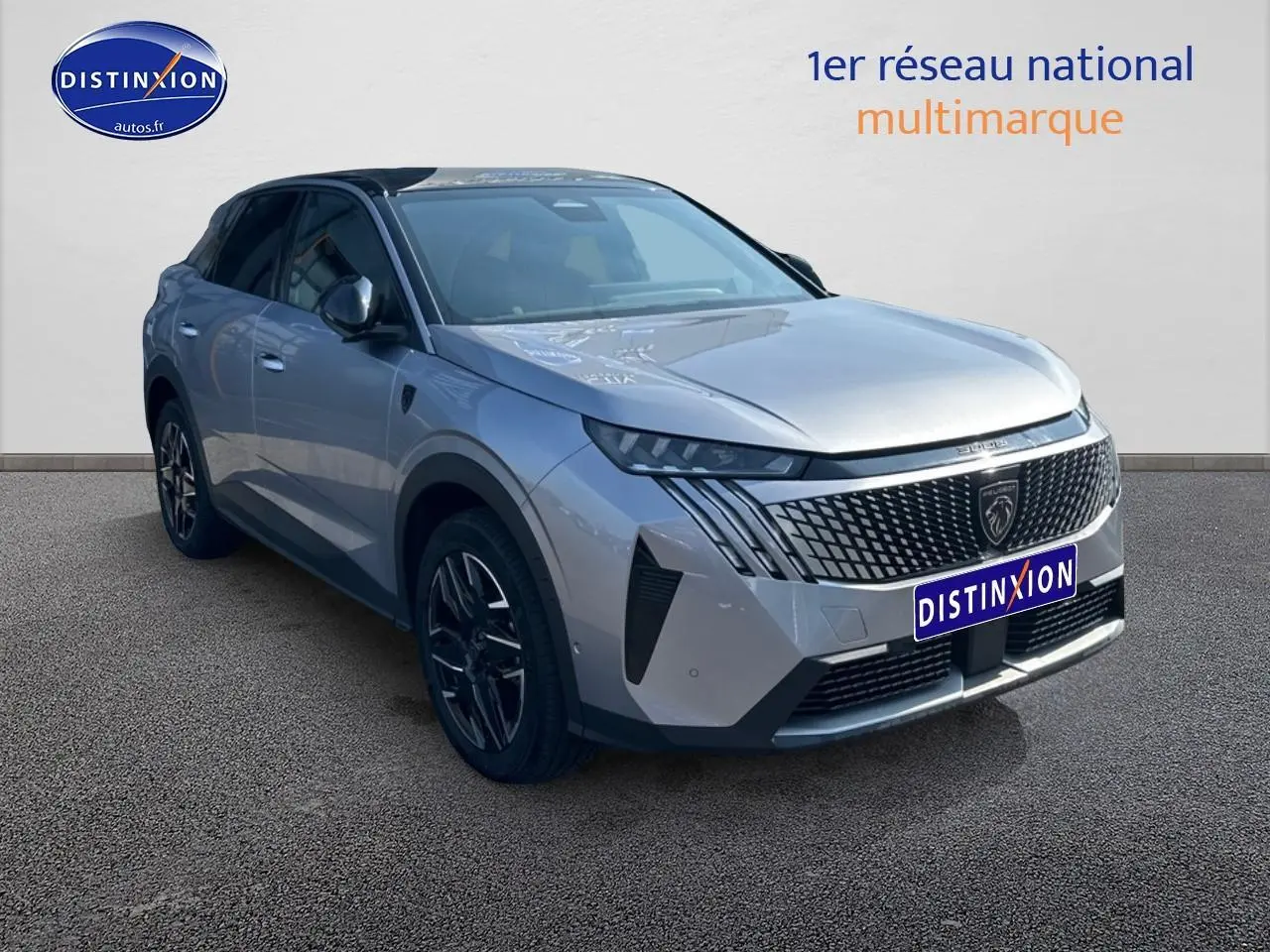 Peugeot 3008 gris artense en 3/4 avant droit, avec calandre distinctive et jantes alu noires.