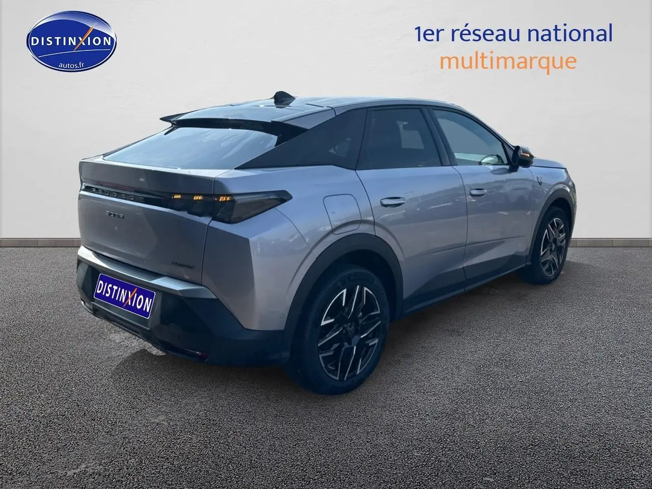 Peugeot 3008 gris artense en vue 3/4 arrière droit, avec jantes alu et toit noir contrasté.