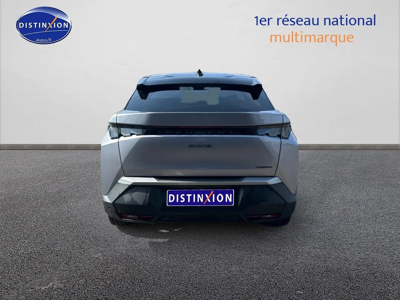 Vue arrière d'un Peugeot 3008 gris Artense 2025 avec feux arrière LED et becquet noir.