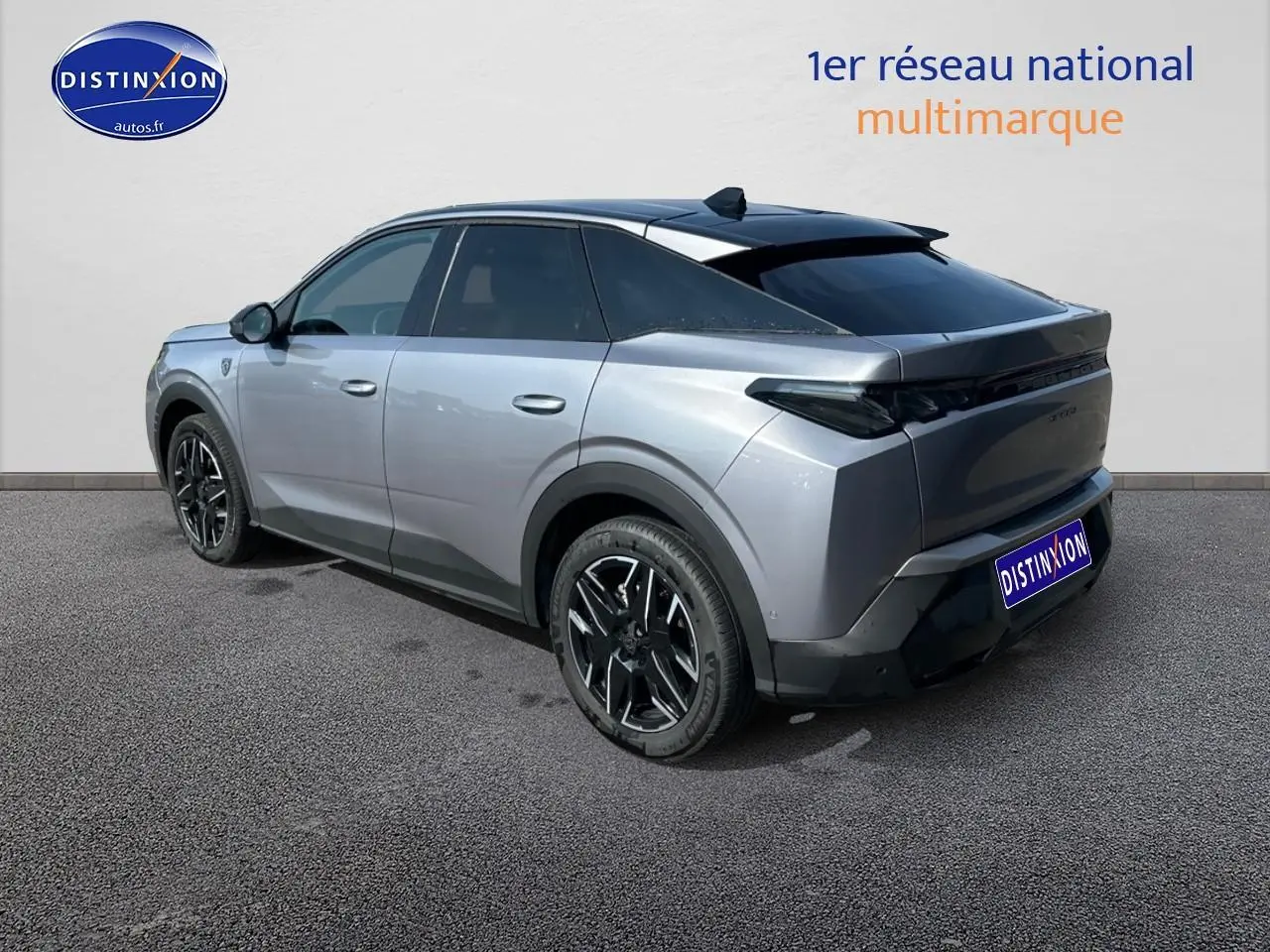 Vue 3/4 arrière droite du Peugeot 3008 gris Artense, avec jantes alu noires et vitres arrière surteintées.